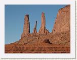 15 Monument Valley - Three Sisters * 2592 x 1944 * (602KB)